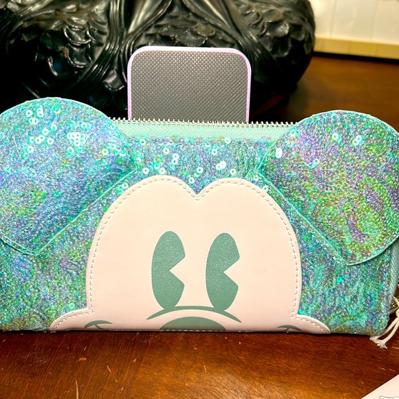 Disney Loungefly Hallmark Special Edition Holographic Wallet - Picture 6 of 6